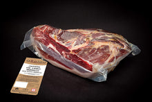 Cargar imagen en el visor de la galería, 2'4KG MEDIO JAMÓN DE CEBO IBÉRICO 50% RAZA IBÉRICA DESHUESADO (CURADO +30 MESES)